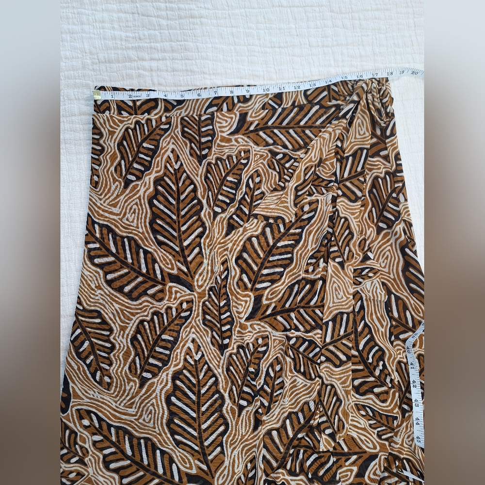 Brown Leaf Patterned Women's Skirt - Picture 5 of 13